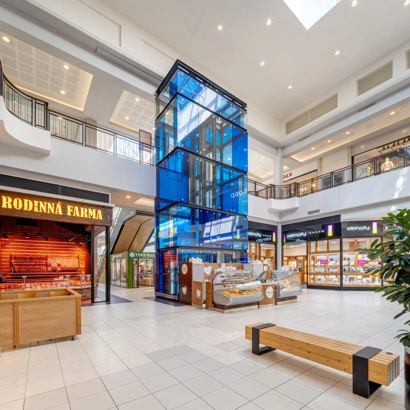 Atrium Novo Plaza s prosklenou výtahovou věží
