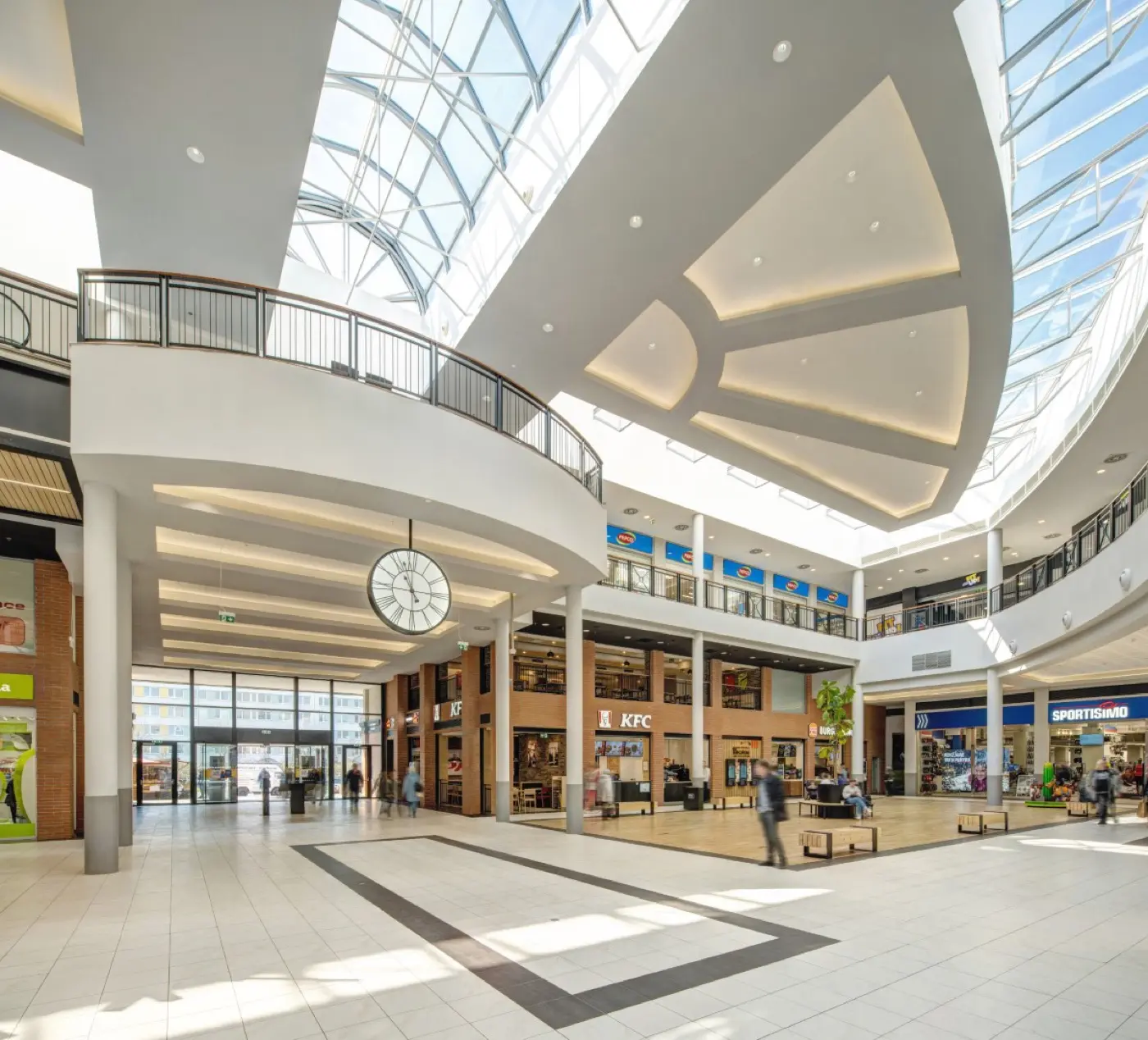 Prosklená kupole nad pasáží centra