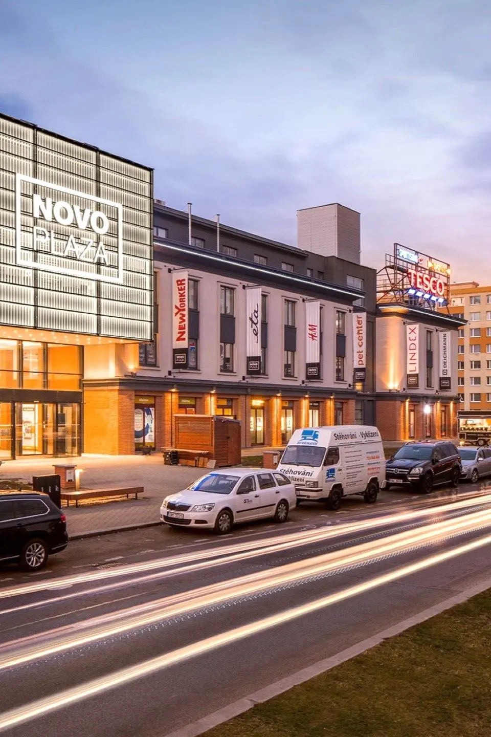 Večerní pohled na fasádu Novo Plaza