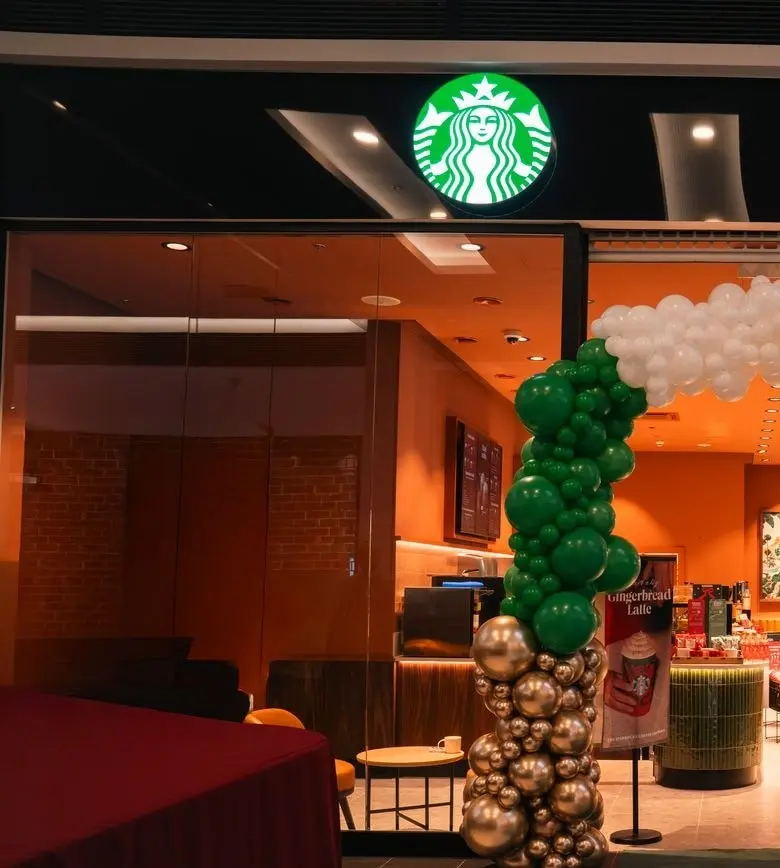 Vstup do kavárny Starbucks v Novo Plaza